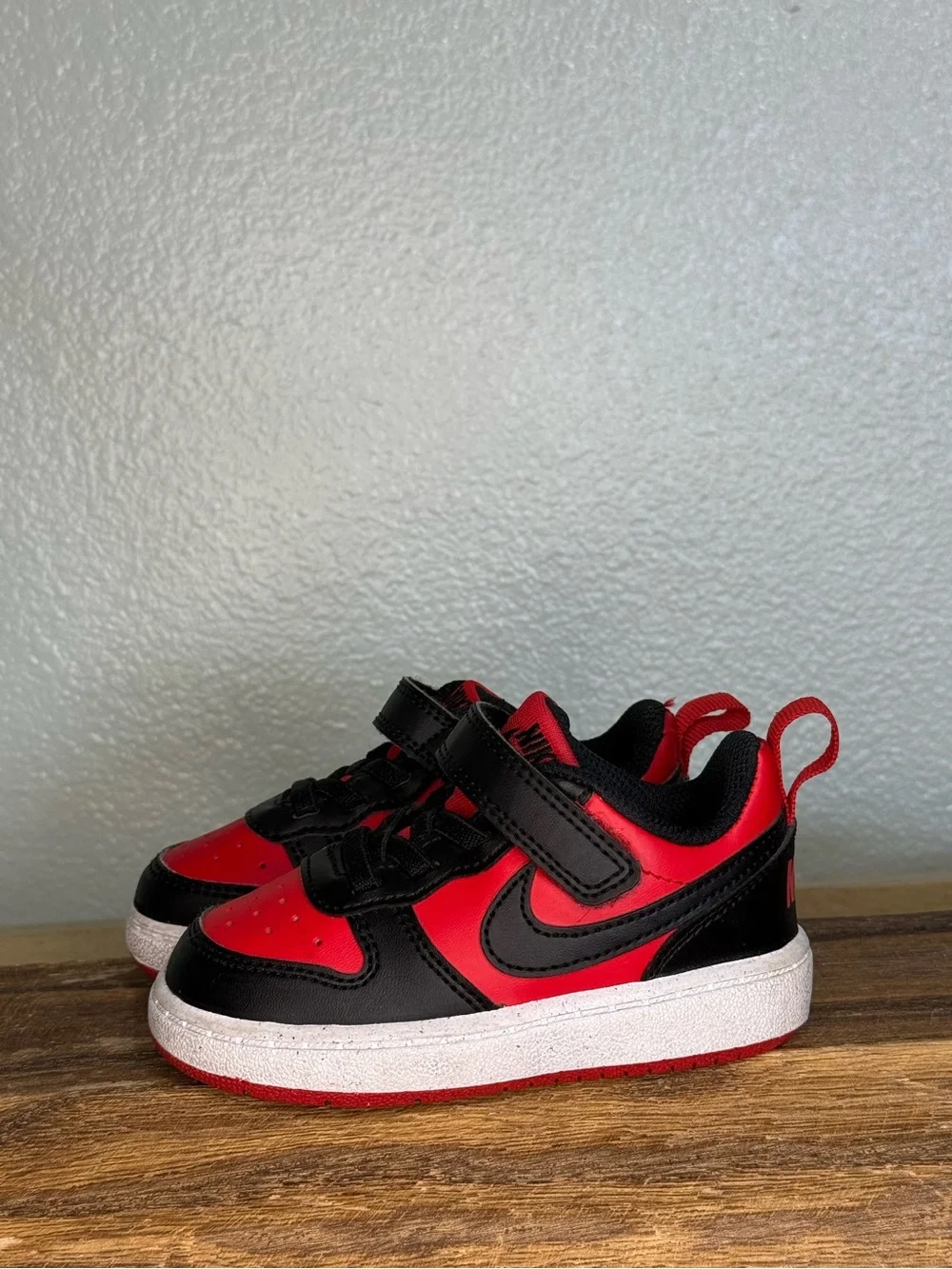Nike Kids Black and Red Sneakers Size 6C